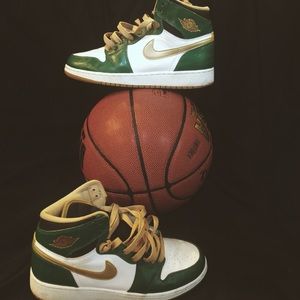 AIR JORDAN OG CELTIC 1s size 5
